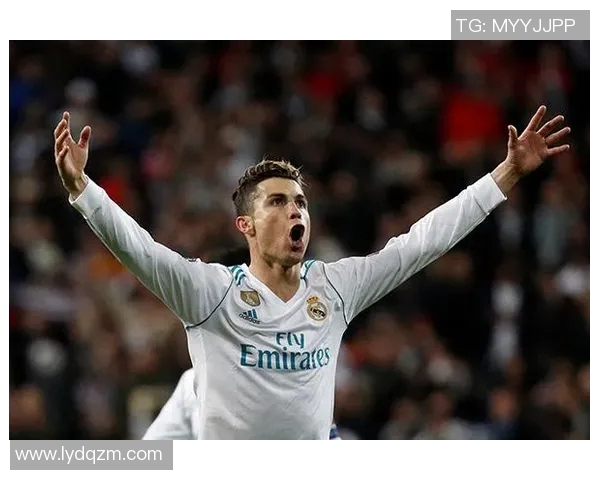 詹娜与足球明星亲密合影展现运动与时尚的完美结合