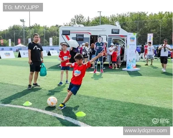 足球明星展板幼儿园活动精彩纷呈让孩子们在快乐中学习足球知识与技能 足球明星展板幼儿园活动精彩纷呈让孩子们在快乐中学习足球知识与技能